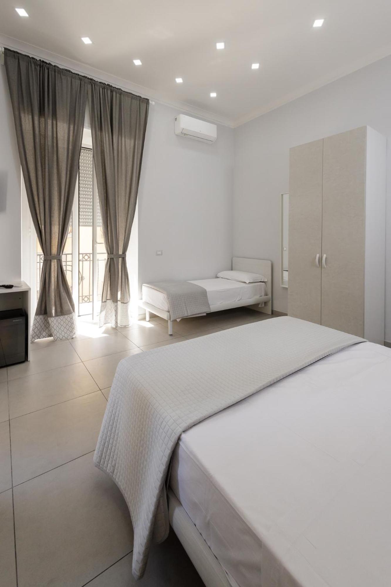 Hotel Caroline'S House à Naples Extérieur photo